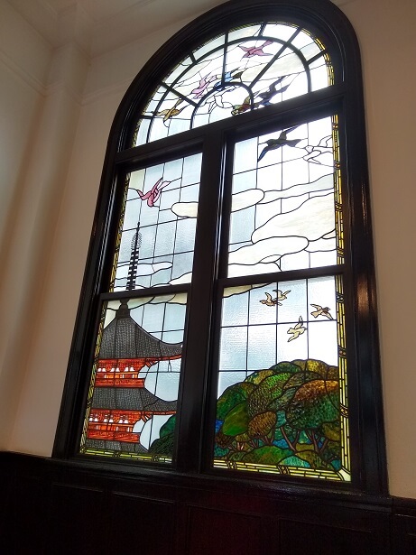 鳩山会館のステンドグラスの写真