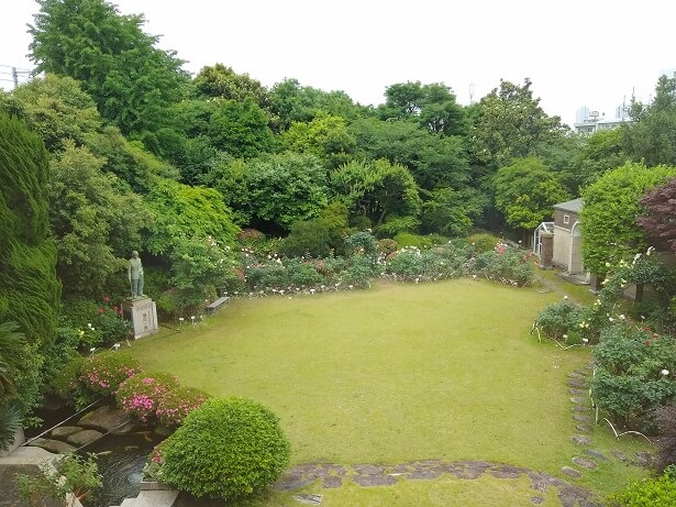 鳩山会館の庭園の写真