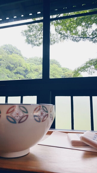 肥後細川庭園でお抹茶をいただきながら庭園を眺める写真