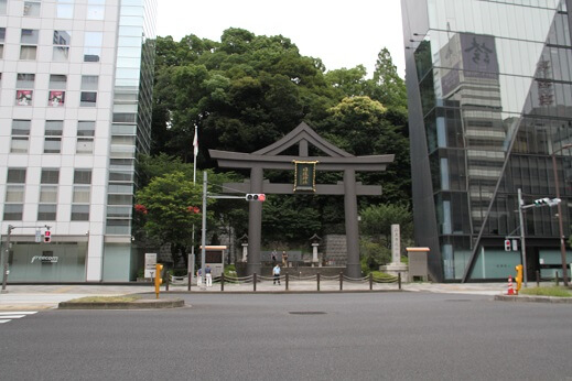 日枝神社の千本鳥居に通じる鳥居の写真
