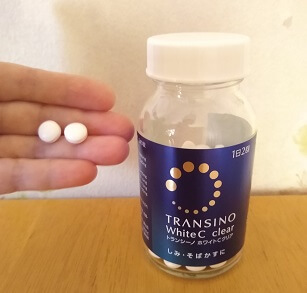 トランシーノの瓶と錠剤の写真