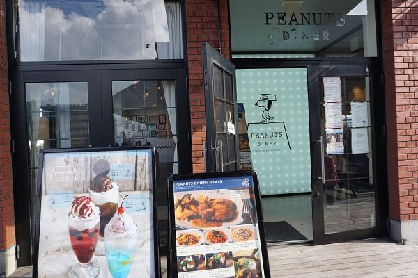 PEANUTS DINERの店舗入口の写真