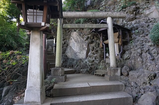 品川神社の富士塚の入り口の写真
