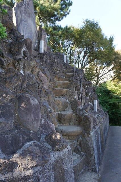 品川神社の富士塚の表側の階段の写真