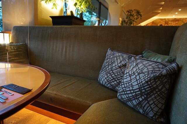 グランドプリンスホテル新高輪のラウンジmomijiのソファー席の写真