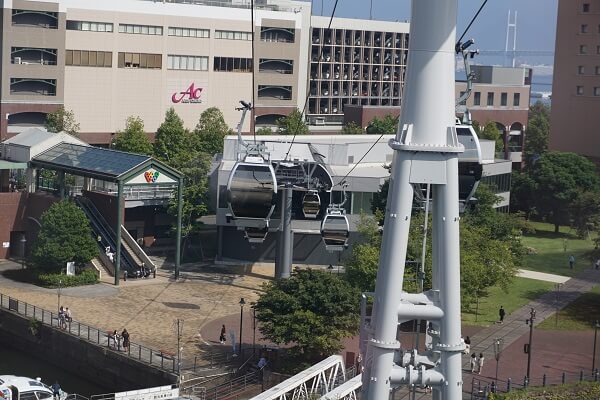 YOKOHAMA AIR CABIN の新港パーク側の乗り場の写真