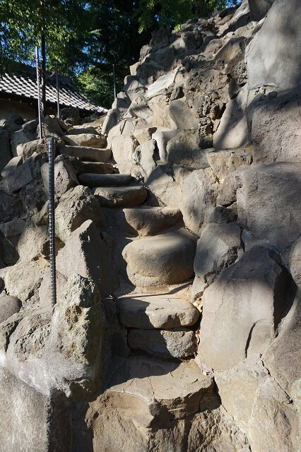 品川神社の富士塚の裏側の階段の写真