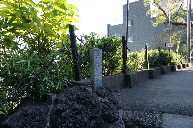 品川神社の富士塚の五合目の写真