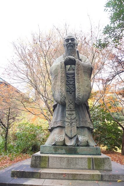 湯島聖堂の孔子像のアップの写真