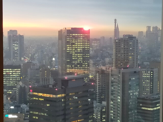 東京ドームホテルのレストランからの夕日の写真