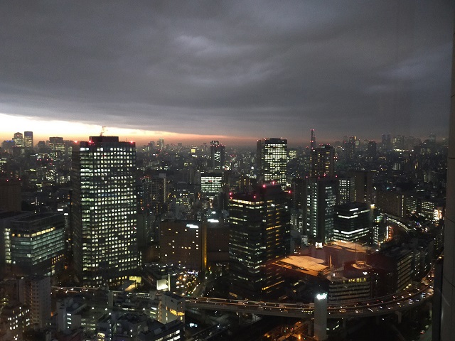 東京ドームホテルのレストランからの日暮れ後の景色の写真