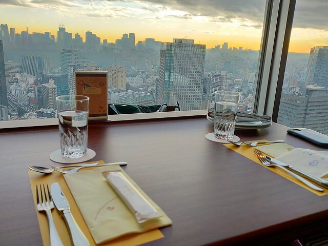 東京ドームホテルのレストランの隣の席からの景色の写真