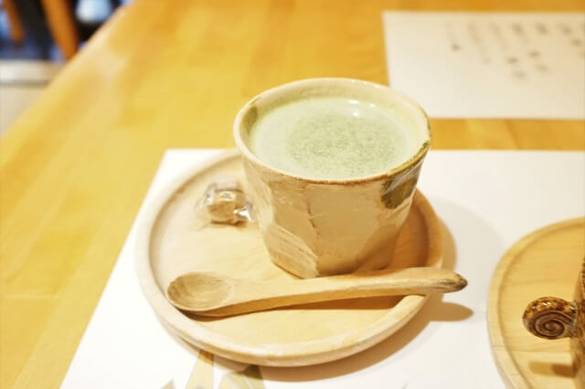 茶房松緒のアフタヌーンティーの抹茶ラテの写真