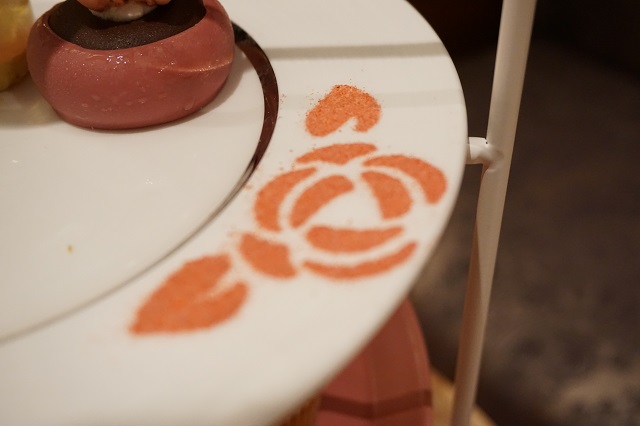 第一ホテル東京のアフタヌーンティーのお皿に描かれたバラの花の写真