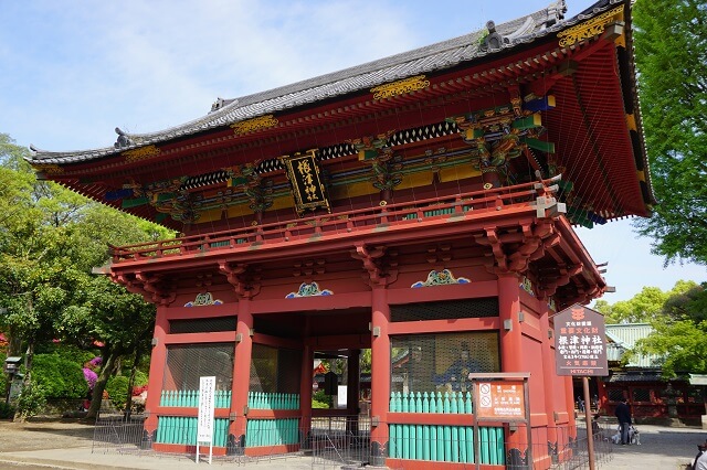 根津神社の楼門の写真