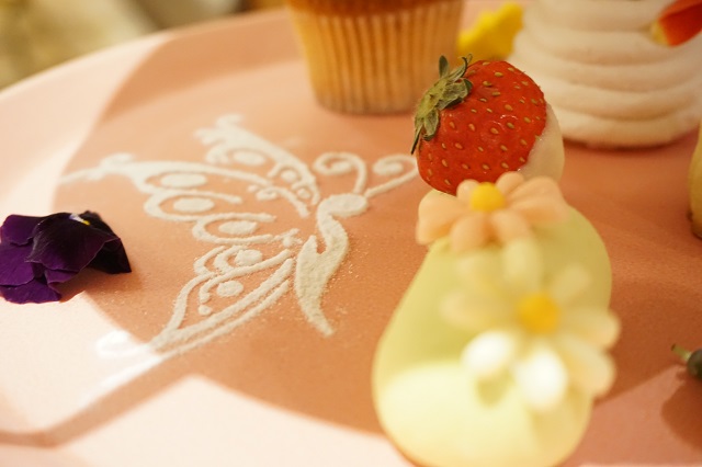 第一ホテル東京のアフタヌーンティーのお皿に描かれた蝶の写真