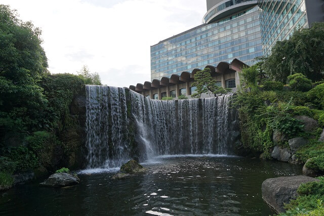 日本庭園の大滝